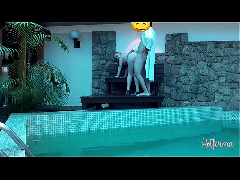 ❤️ Bulla ancillam ad piscinam invitat, sed fervido resistere non potuit Porno at la.xxxner.ru